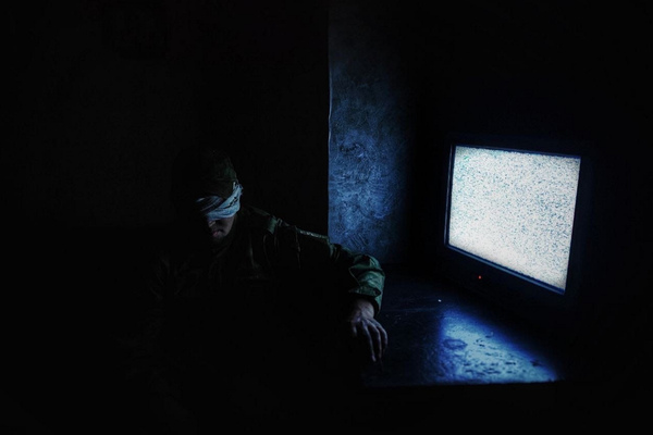 Фотография перформанса «В западне. Опасная нажива»